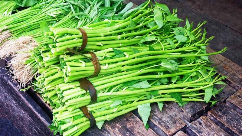 Rau ăn kèm phong phú cho lẩu cua biển mồng tơi