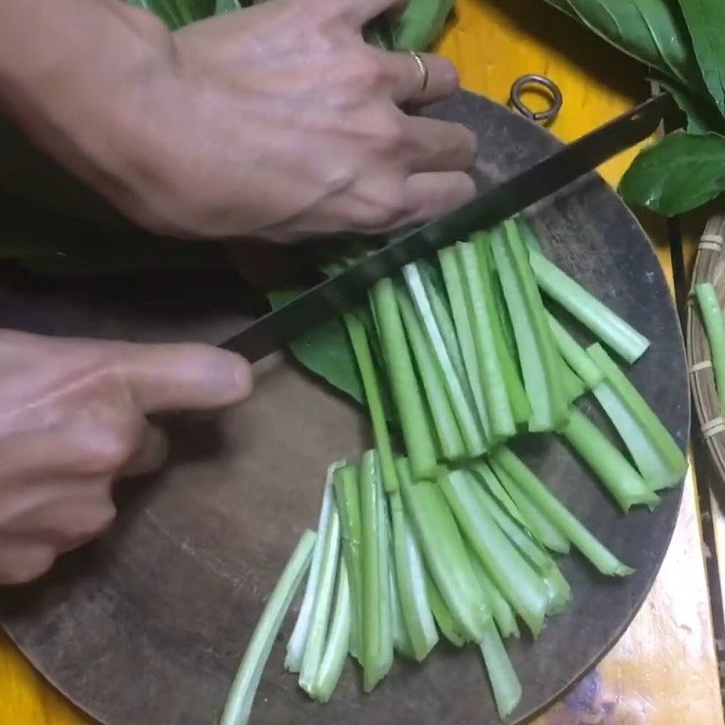 Rau cải ngọt tươi xanh đang được sơ chế