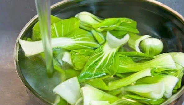 Rau cải thìa tươi xanh đã được rửa sạch, chuẩn bị xào cùng mì và thịt bò
