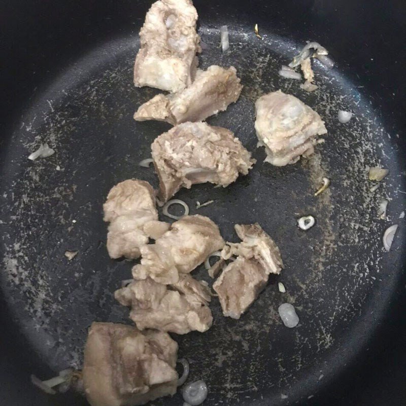 Rau củ và xương đang sôi nhẹ trong nồi canh rau củ, chuẩn bị nêm nếm