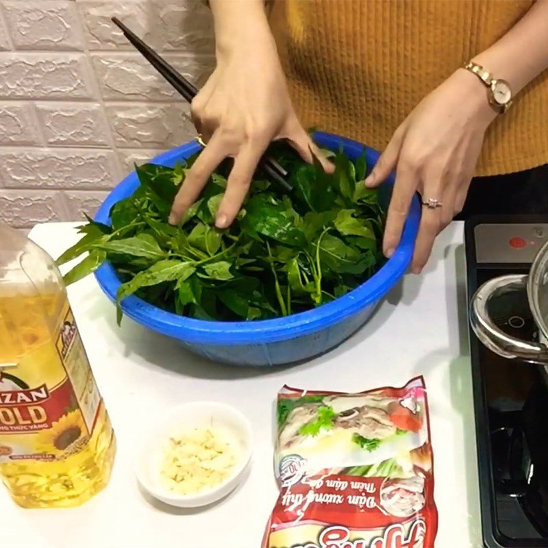 Rau khoai lang sau khi sơ chế, sẵn sàng để luộc