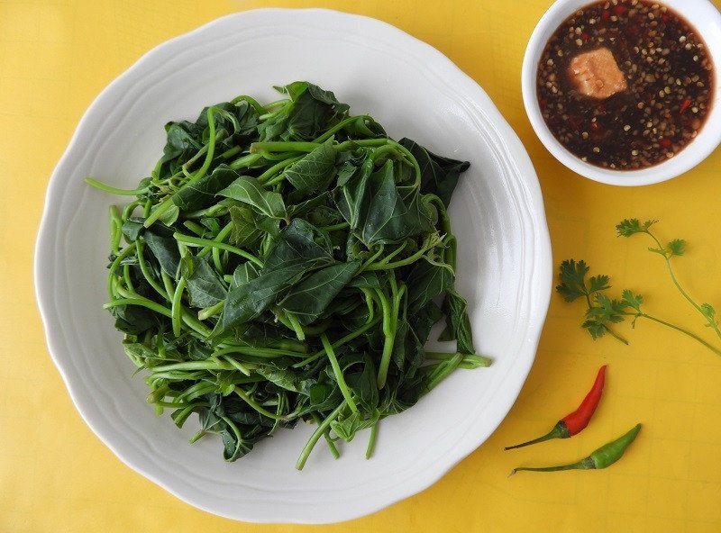 Rau lang tươi được rửa sạch, chuẩn bị cho bữa ăn lành mạnh và giảm cân