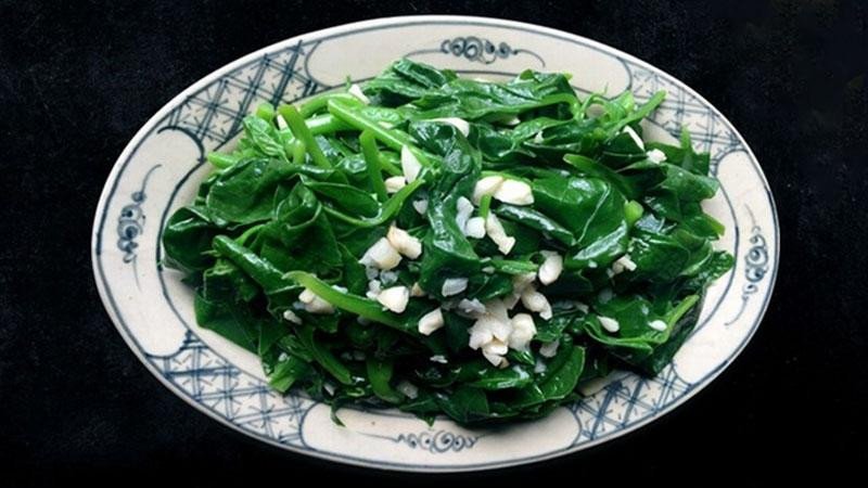 Rau mồng tơi xào tỏi xanh giòn