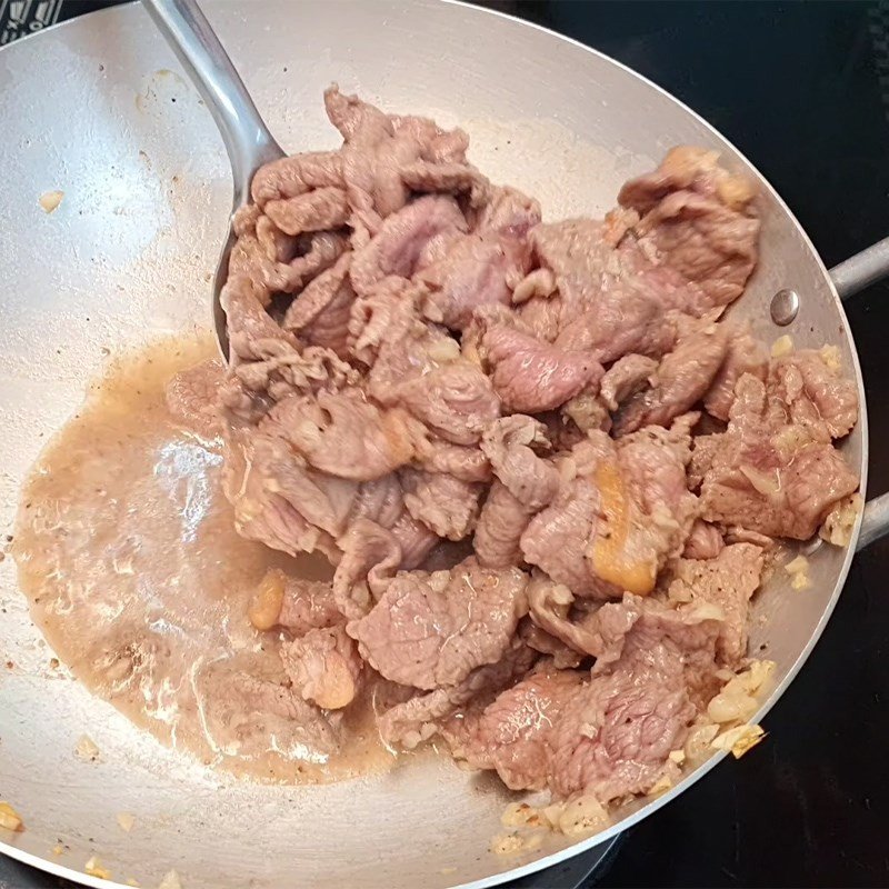 Rau muống xanh non được thêm vào chảo xào cùng thịt trâu