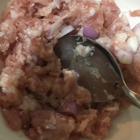 Rau ngót đã được sơ chế sạch sẽ và vò nhẹ nhàng