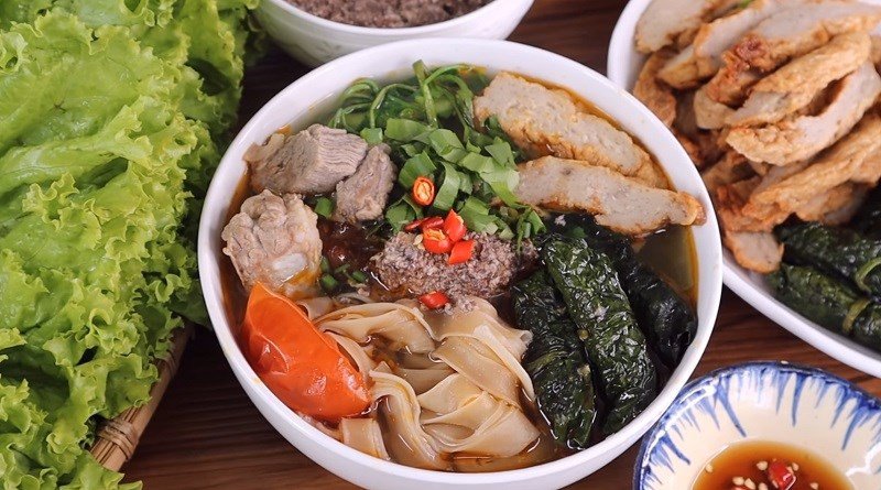 Rau sống ăn kèm bánh đa cua phong phú