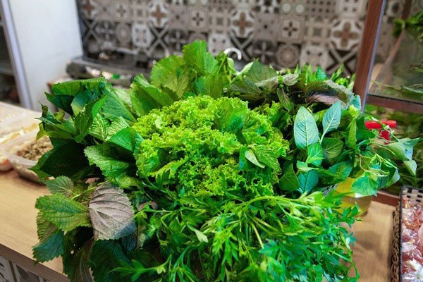 Rau sống ăn kèm với bánh xèo miền Trung tươi ngon