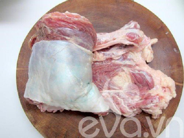 Rau sống và các loại gia vị phụ trợ món bún bò Huế, làm bún bò ngon.