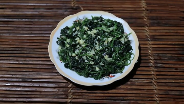 Rau tầm bóp xào tỏi thơm ngon, không đắng