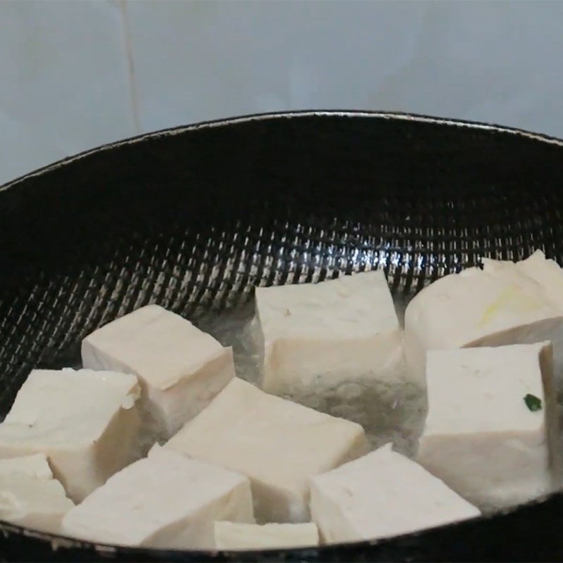 Rau thơm, ớt và hành lá chuẩn bị cho cách nấu cá om chuối đậu