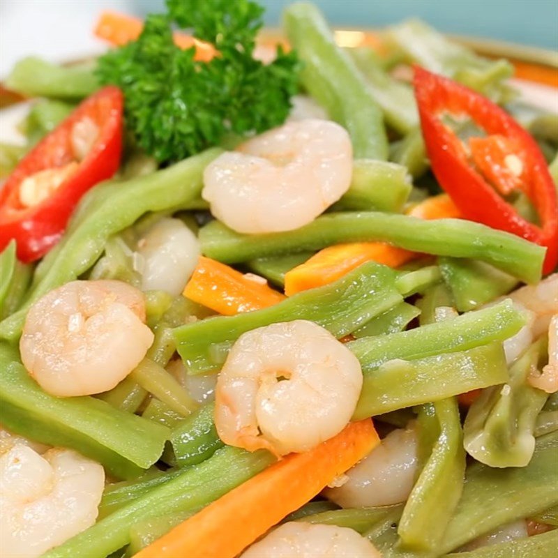 Rau tiến vua xào tôm sau khi hoàn thành, sẵn sàng thưởng thức