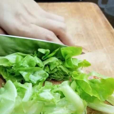 Rau xà lách, ngò rí, ngò gai tươi xanh sau khi sơ chế cho món bánh đa trộn