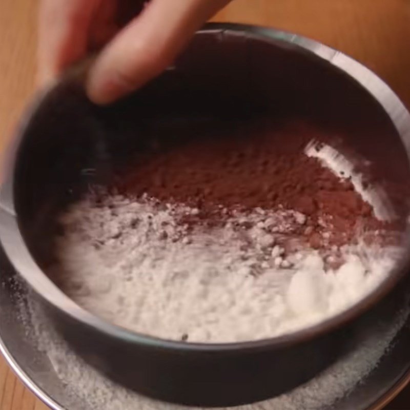 Rây bột bánh kem nhỏ để đảm bảo độ mịn