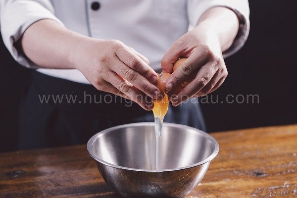 Rây trứng gà chuẩn bị làm bánh bò rễ tre, đảm bảo hỗn hợp bột mịn màng.