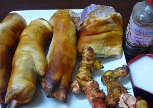 Riềng, sả, ớt tươi và thịt ba chỉ/chân giò đã sơ chế sẵn sàng cho món giả cầy.