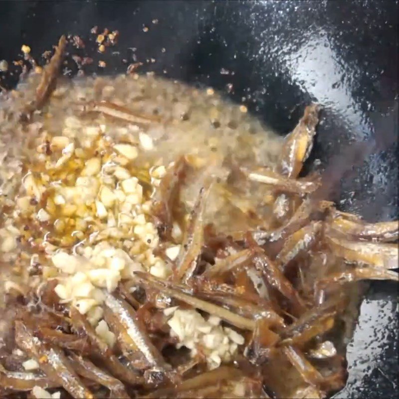 Rim cá cơm khô với nước mắm tỏi ớt cay nồng