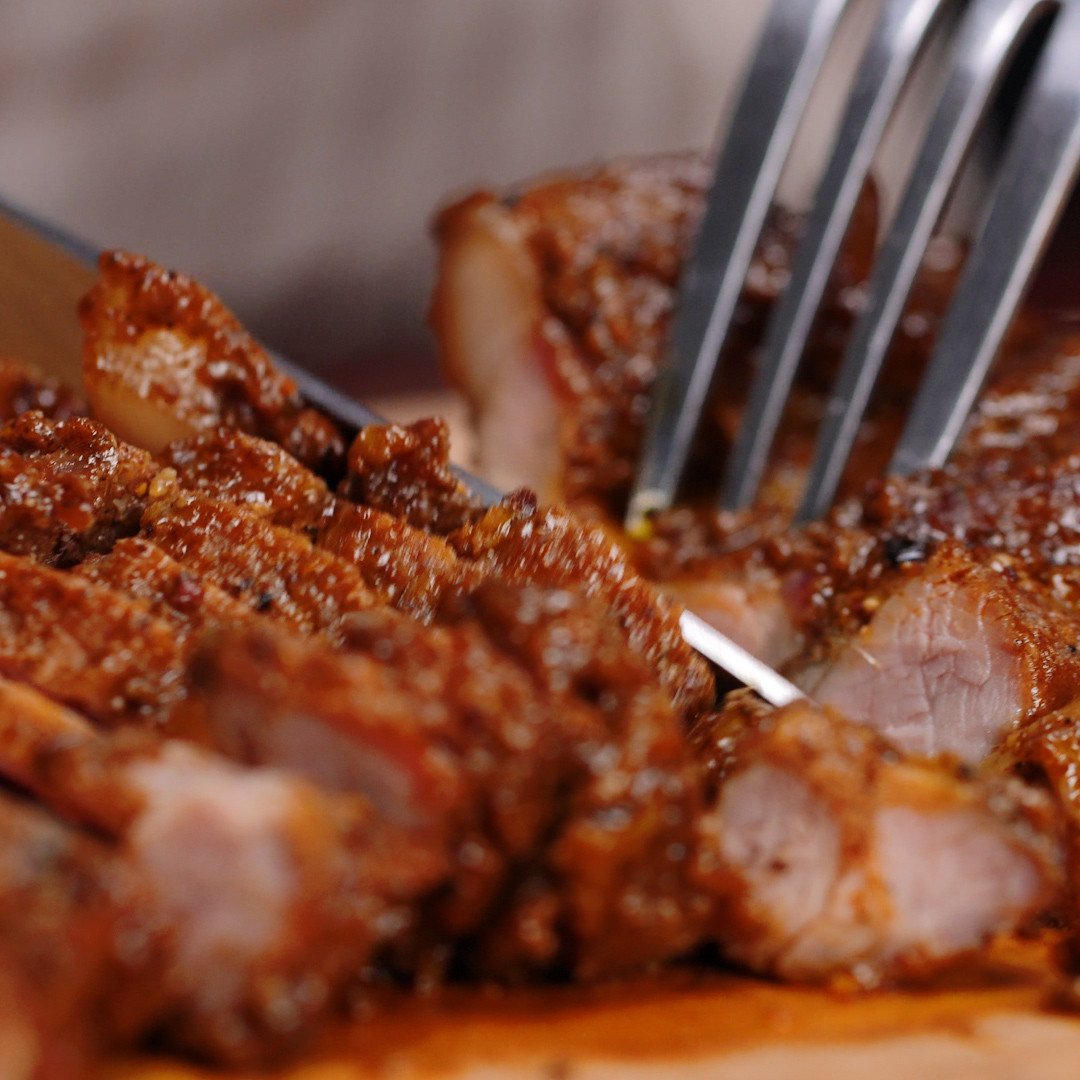 Rim thịt xá xíu bằng chảo với nước sốt sánh mịn