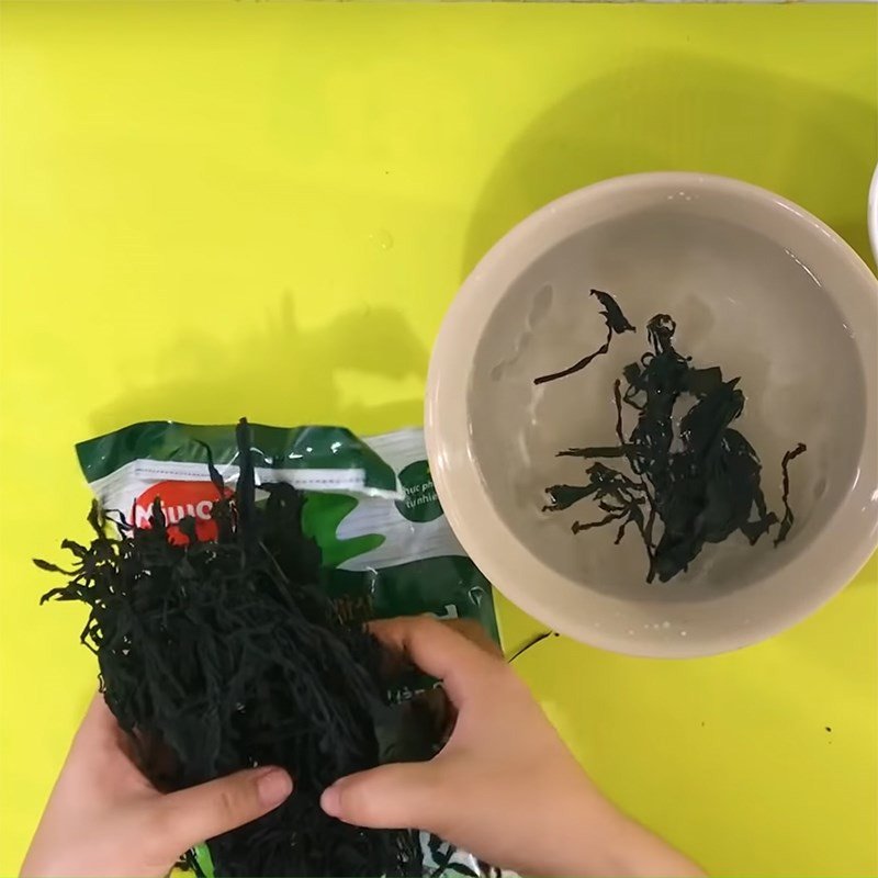 Rong biển khô đang ngâm trong nước lạnh để nở mềm