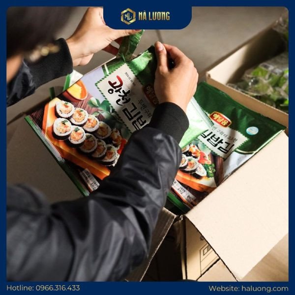 Rong biển tươi được thu hoạch từ biển, thể hiện nguồn gốc tự nhiên giúp lá rong biển có lượng calo thấp.