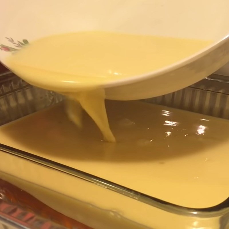 Rót hỗn hợp bánh flan 5 quả trứng đã lọc mịn vào khuôn caramel