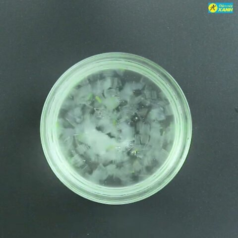 Rửa nha đam với nước muối loãng để loại bỏ nhớt