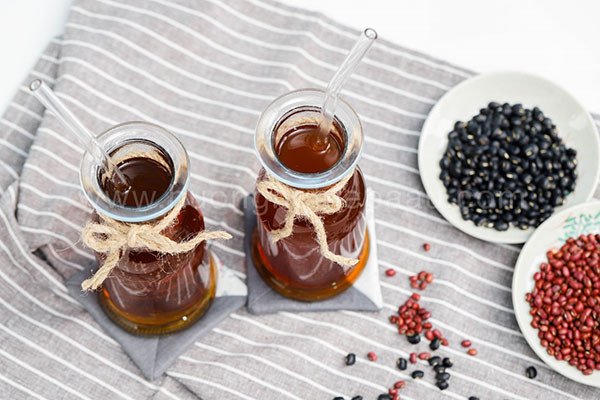 Rửa sạch đậu đen để nấu nước giảm cân