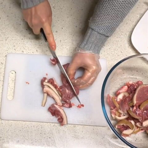 Rửa sạch thịt lợn rừng với nước muối loãng để khử mùi hôi