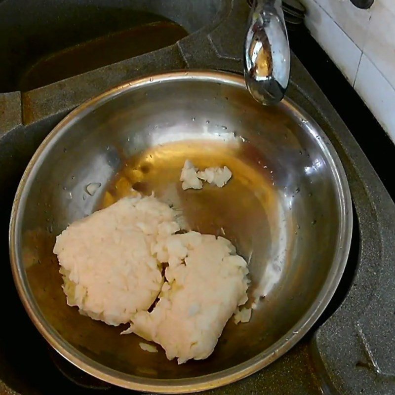 Rửa và vắt thạch dừa thô để loại bỏ vị chua trước khi nấu thạch dừa hạt chia