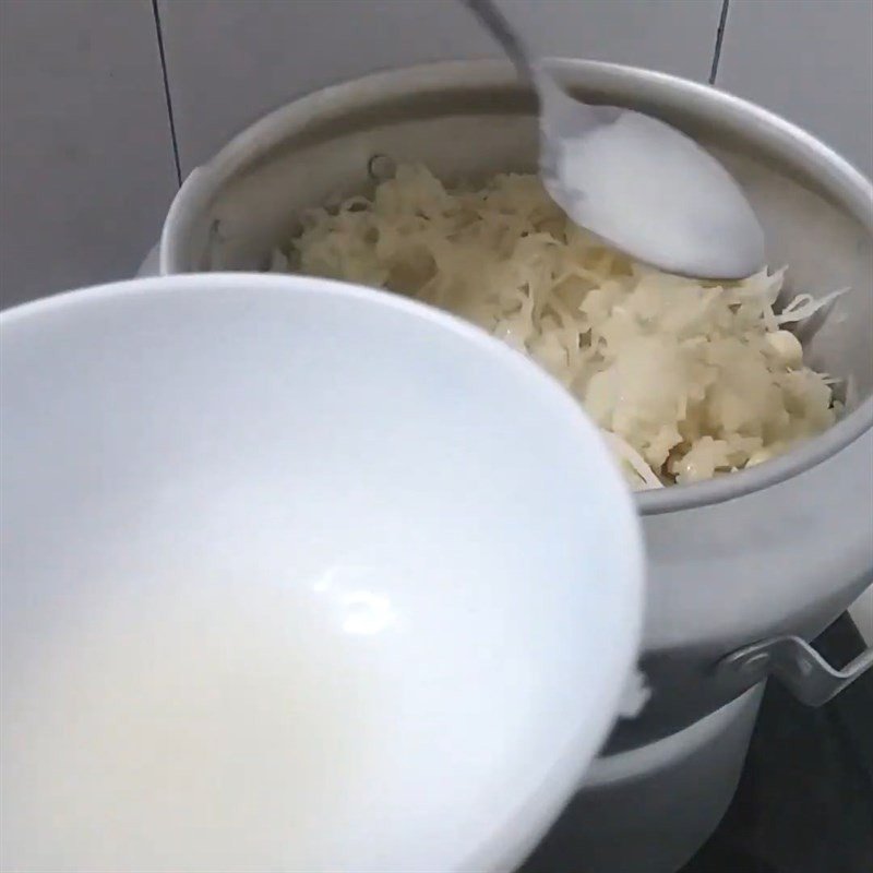 Rưới nước cốt dừa đã pha lên bề mặt xôi để tăng hương vị