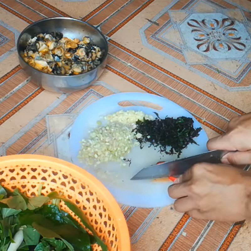 Sả băm nhuyễn, gia vị không thể thiếu để xào ốc bươu lá lốt