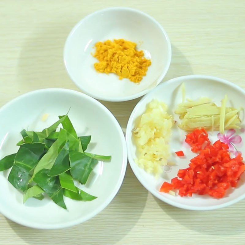 Sả, ớt, tỏi băm nhỏ sẵn sàng để nấu ốc xào