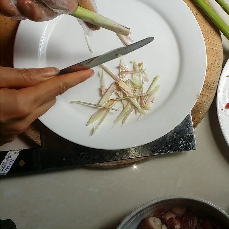 Sả, tỏi, hành tím được sơ chế cẩn thận cho món ngan xào