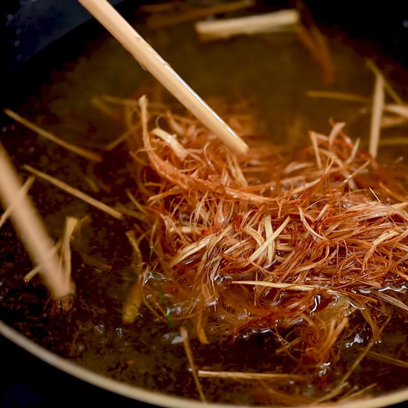 Sả và gừng đang được chiên vàng giòn