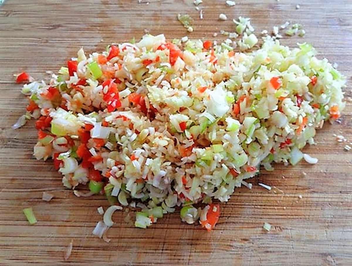 Sả và ớt băm nhuyễn chuẩn bị làm thịt rang sả ớt