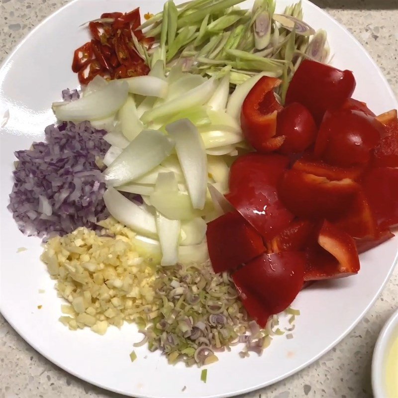 Sả và ớt được sơ chế, thái lát để xào thịt lợn rừng