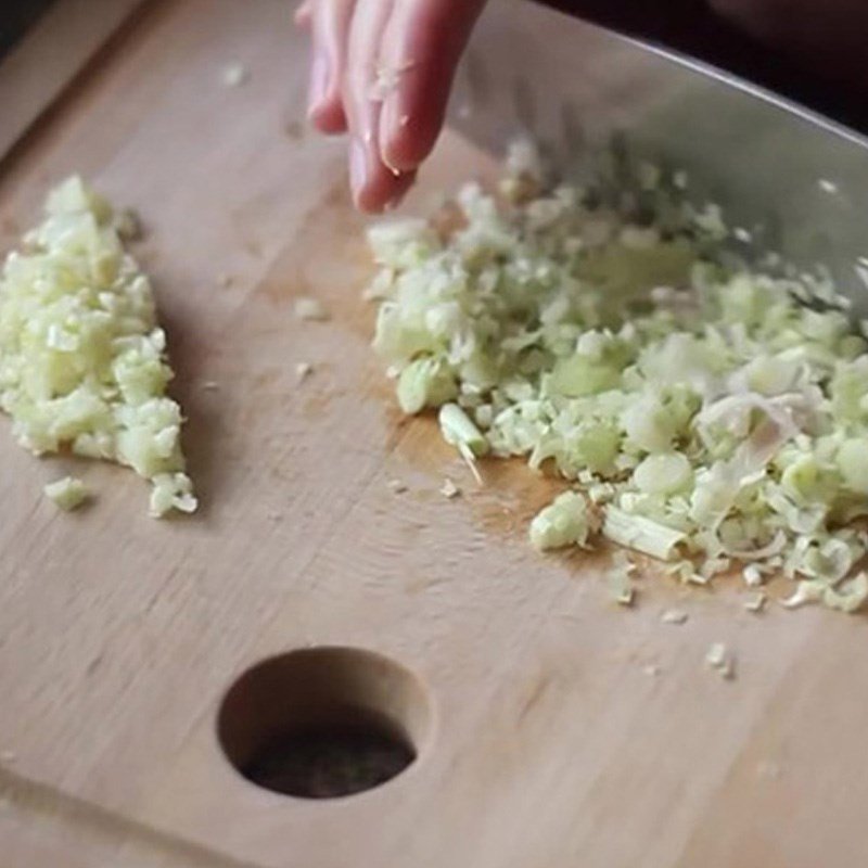 Sả và ớt được sơ chế tỉ mỉ, sẵn sàng cho món xào