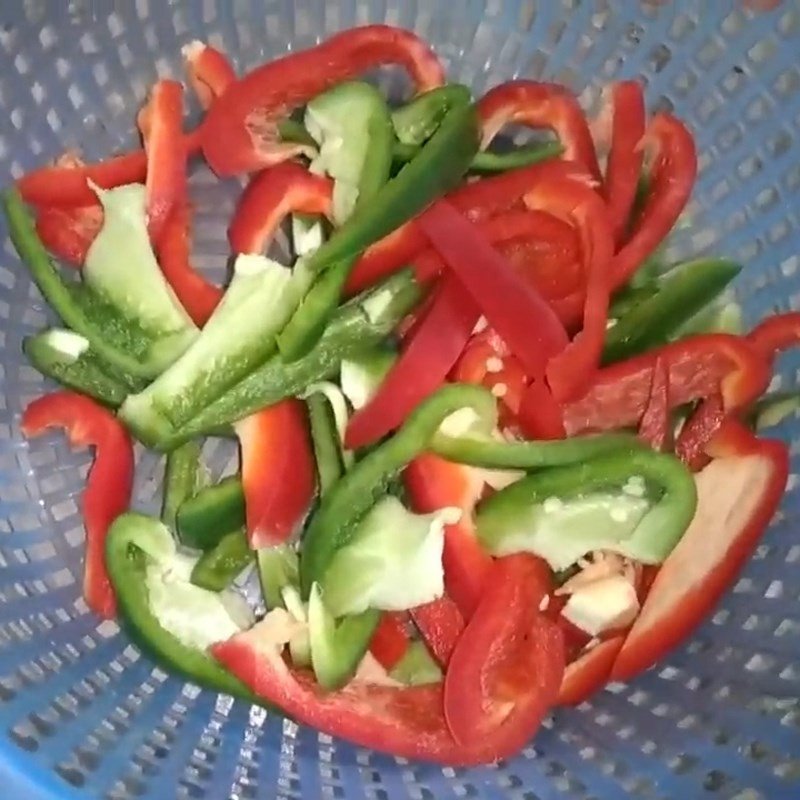 Sả và ớt được thái nhỏ sẵn sàng cho món ngan xào