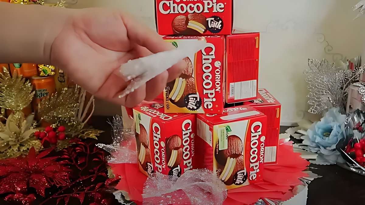 Sản phẩm tháp bánh kẹo Tết hoàn chỉnh với ruy băng và hoa