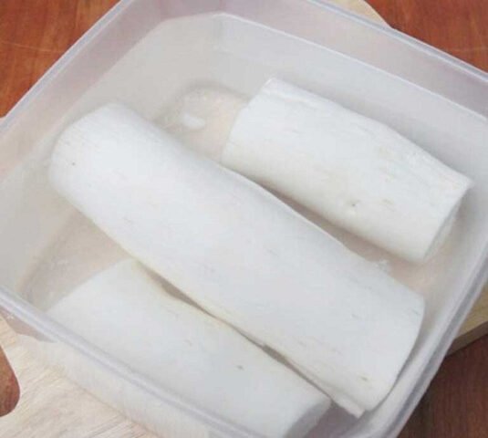 Sắn tươi đã được sơ chế sạch sẽ, cắt khúc sẵn sàng cho công đoạn xay làm bánh