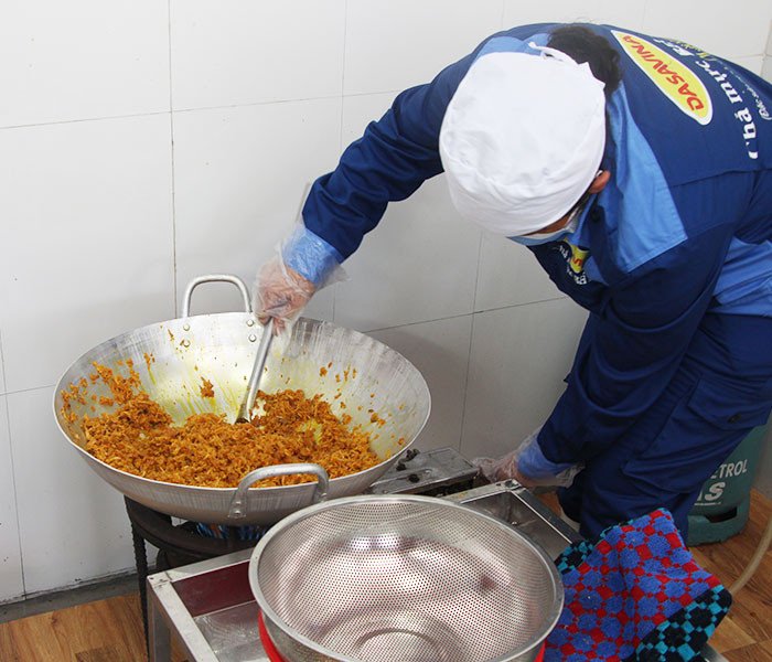 Sao ruốc tôm thịt trên bếp