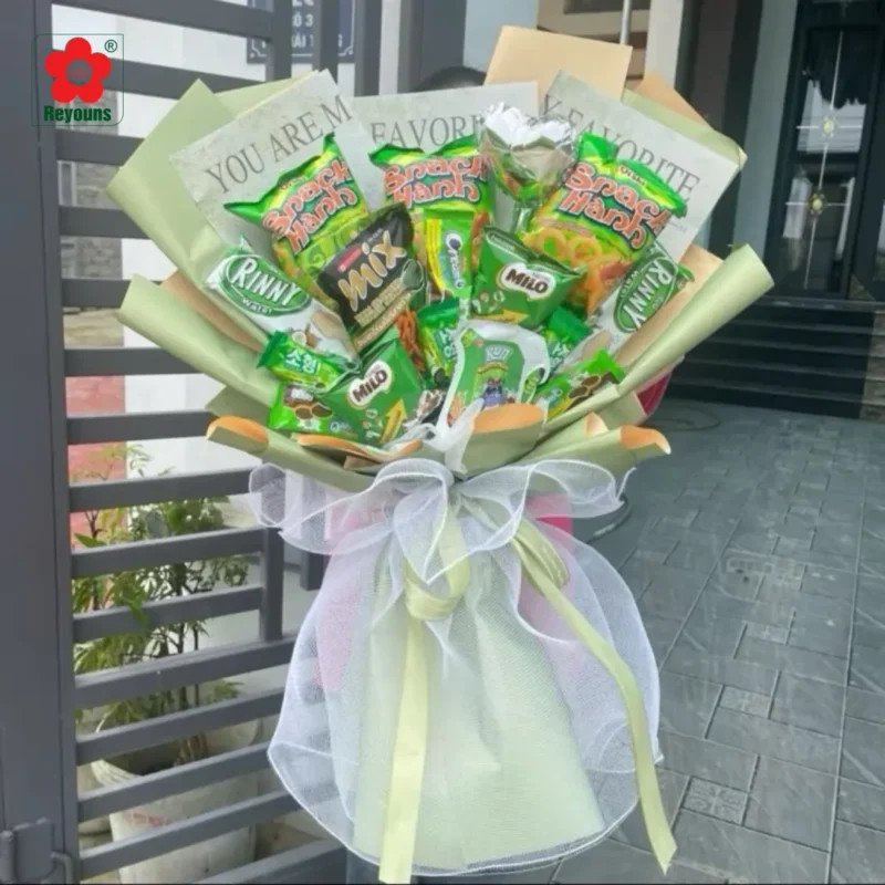 Sắp xếp bánh kẹo theo tầng để giỏ quà đầy đặn