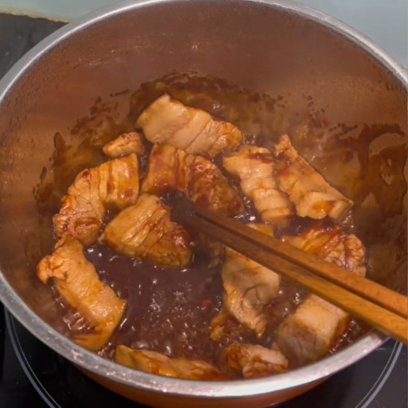 Sắp xếp cá trắm và thịt ba chỉ vào nồi kho