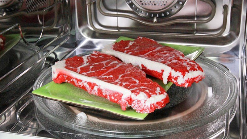 Sắp xếp các miếng thịt đều trên vỉ nướng trong lò vi sóng để chín vàng