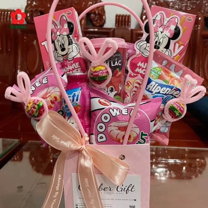 Sắp xếp đồ chơi và bánh kẹo vào giỏ theo từng tầng