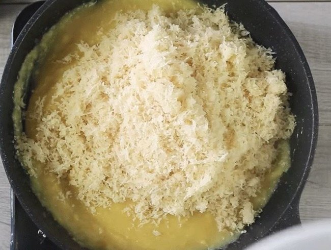 Sên đậu xanh với dừa nạo sợi để làm nhân bánh ít trần ngọt