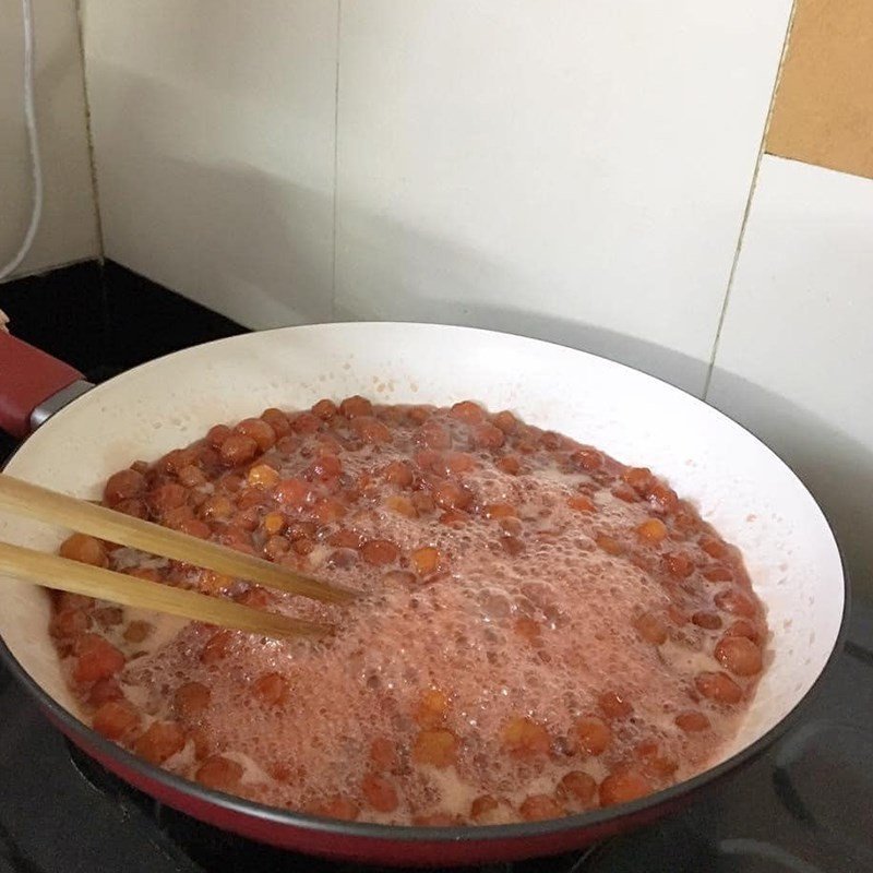 Sên mứt chùm ruột trên bếp