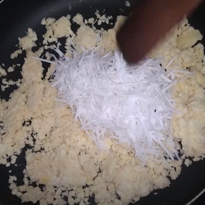 Sên nhân đậu xanh dừa trên bếp với đường và mè trắng