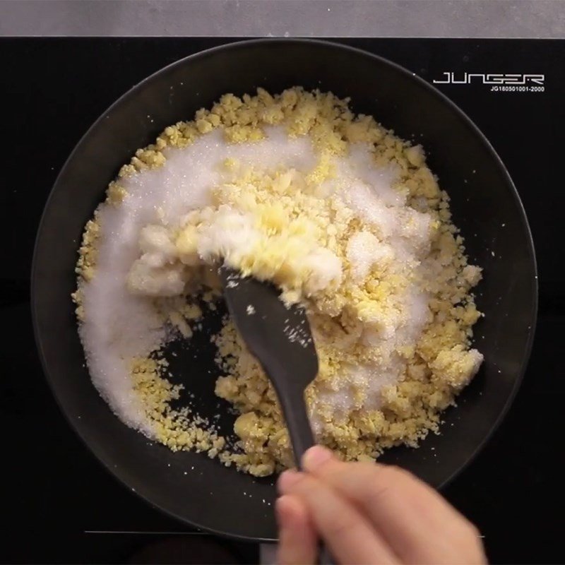 Sên nhân đậu xanh trên chảo để tạo độ dẻo