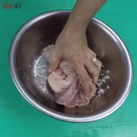 Sơ chế bao tử heo bằng muối và chanh