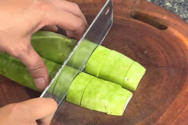 Sơ chế bầu cho món lẩu trứng vịt lộn